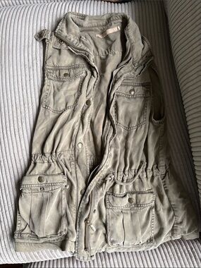 Utility Cargo Vest in Olive Green